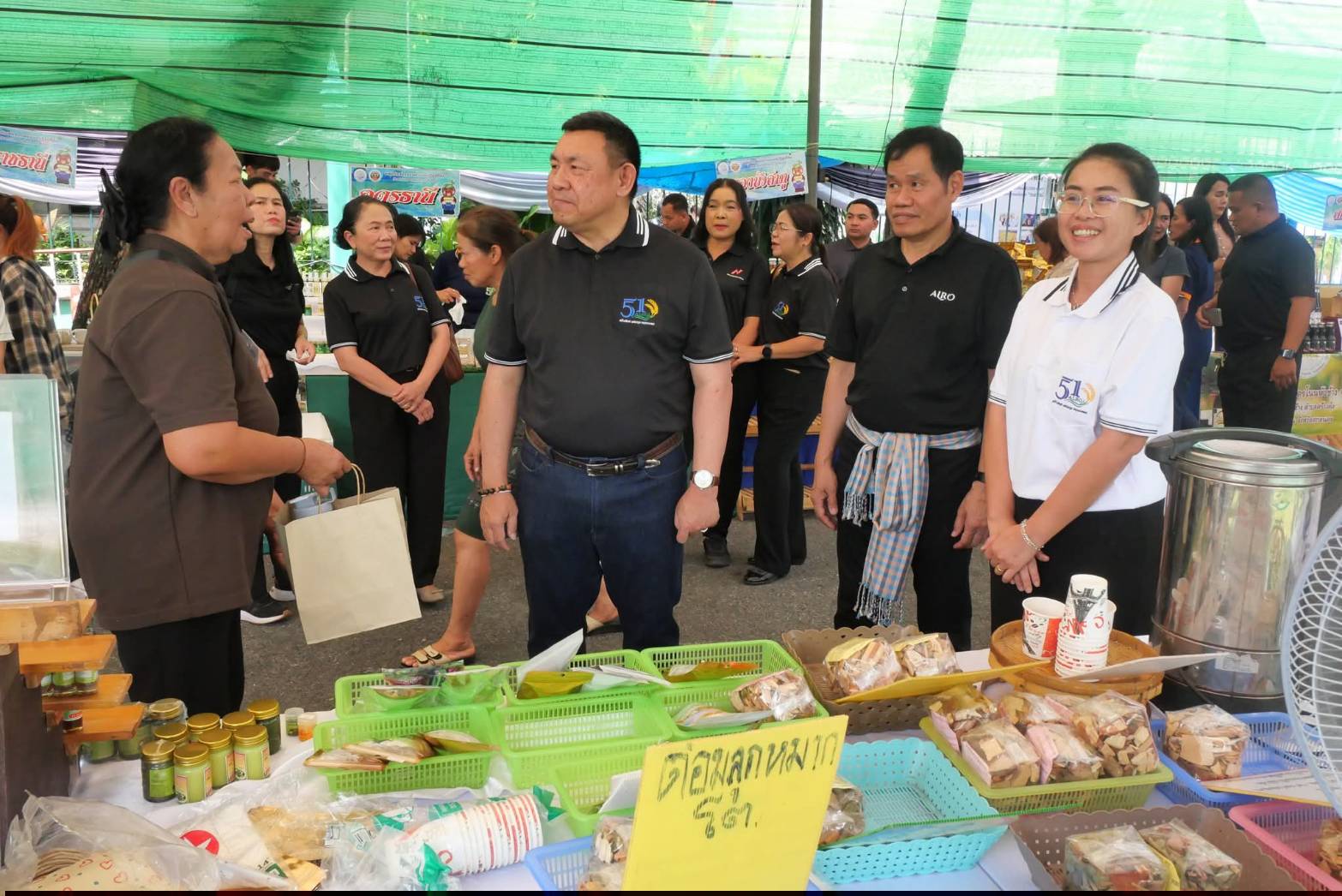 title - เลขาธิการ ส.ป.ก. เยี่ยมทักทายเกษตรกรและซื้อสินค้าในบรรยากาศวันสุดท้ายของการออกร้านขายสินค้า จากเขตปฏิรูปที่ดิน ส่งท้ายงานครบรอบ 51 ปี ส.ป.ก. ณ สำนักงานการปฏิรูปที่ดินเพื่อเกษตรกรรม